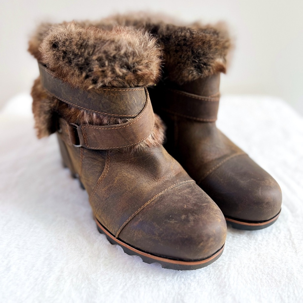 SOREL- WORN ONCE
Joan of Arctic Wedge Ankle Boots

Brown Leather Fur Trim

Sz. 9